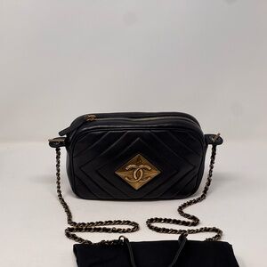 💯Authentic CHANEL Black Chevron Lambskin Pyramid CC Camera Bag
